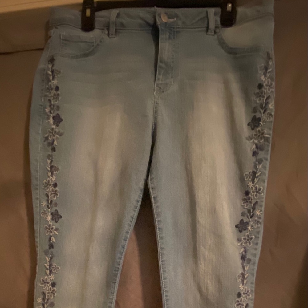 NWOT Ladies Sz 14 Embroidered Jeans